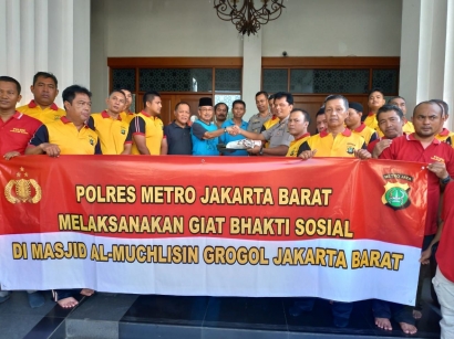 Kepedulian Polsek Tanjung Duren Lakukan Baksos di Masjid Al Muchlisin Grogol