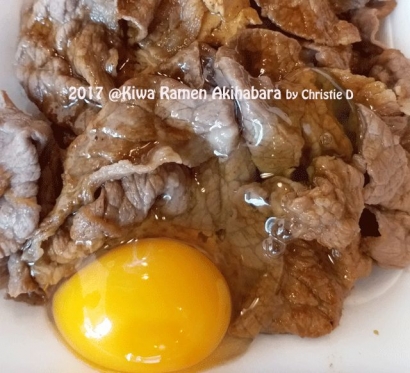 Topping Daging dengan Telur Mentah Favorite untuk "Kiwa Ramen" di Akihabara