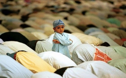 Menyambut Ramadan: Larisnya Troli Belanja dan Keriuhan Anak-anak di Musala