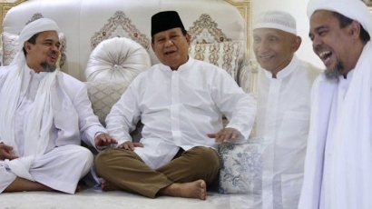 Prabowo Subianto dalam Dekapan Rizieq Shihab dan Amien Rais