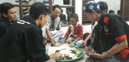 Megibung Bukber Saat Ramadhan di Musholla UBK Jimbaran Bali