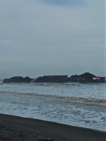 2 Kapal Tongkang Batubara bertabrakan terhempas ombak di Pantai Palabuhanratu
