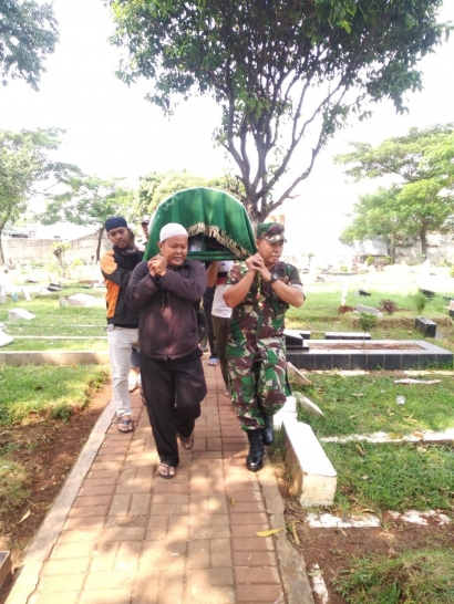 Babinsa Sertu Aris Turut Berbelasungkawa Atas Wafatnya Anggota Mitra Jaya Tanjung Duren Utara