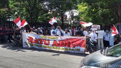 Massa Ratu Adil Tuntut Jokowi Didiskualifikasi