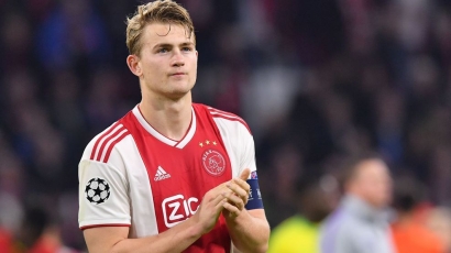 Pemain Muda Ajax Ini Kandidat Kuat Duet untuk Van Dijk di Liverpool