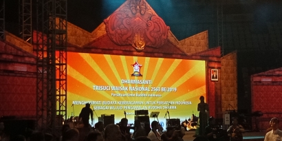 Perayaan Dharmasanti Trisuci Waisak Umat Buddha Indonesia di Tennis Indoor, Senayan Jakarta