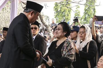 Kepergian Ani Yudhoyono Mempersatukan SBY dan Megawati