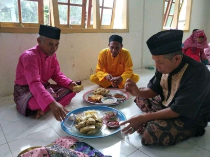 Selesai Sholat Ied, Ada Tradisi Khatam dan Makan Bersama di Kabupaten Lingga