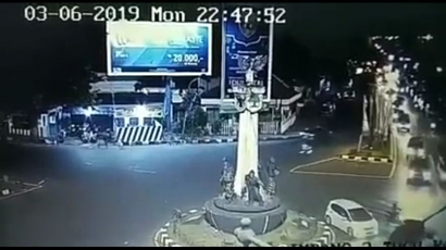 Rekaman CCTV Detik-detik Ledakan Bom Kartasura