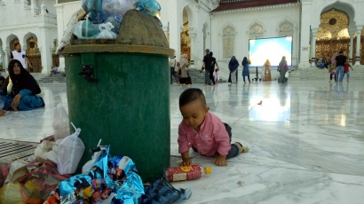 Pengunjung Masjid Raya Baiturrahman Tidak Jaga Kebersihan