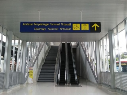 Menyusuri Lorong Skybridge Penghubung Terminal-Stasiun Solo