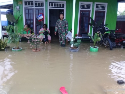 Babinsa Koramil Tenggarong Sebrang Bantu Warga Terdampak Banjir