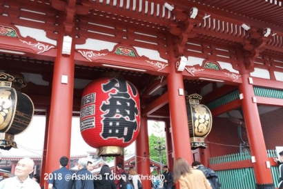 "Kaminarimon dan Furaijinmon", Gerbang Sensoji Temple untuk Latar Kimono Biruku