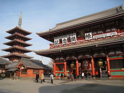 Kimono Biru dengan Latar Pagoda Bertingkat 5 di Kompleks Kuil Merah Sensoji Asakusa