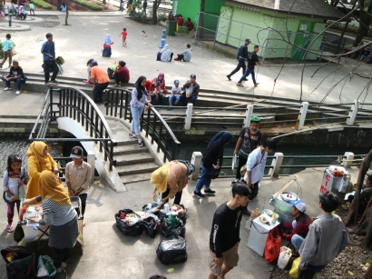 Uniknya PKL Taman Balkot Bandung