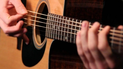 Ini 7 Kesusahan Kronis Kalau Guru Bisa Main Gitar