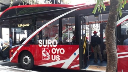 Naik Bus Suroboyo, Bayarnya Cukup dengan Botol Plastik Bekas