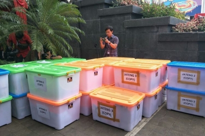 Kuasa Hukum Paslon 02 Menyerang KPU dengan "Tumpukan Sampah"