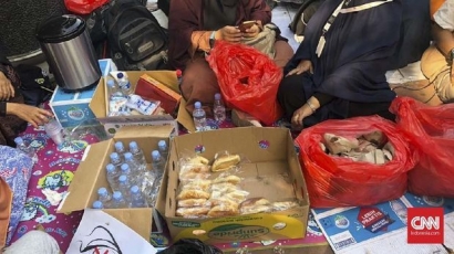 Lengkap Makanan dan Minuman, Aksi Demo di Depan MK Berasa Piknik?