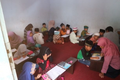 Mahasiswa KKN UM 2019 Desa Sukoraharjo Kecamatan Kepanjen Kabupaten Malang Melaksanakan Kegiatan "Pemberantasan Buta Huruf Al-Quran"