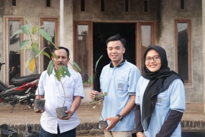 "Menuju Desa Hijau" Mahasiswa KKN UM 2019 Bagi Ratusan Bibit Pohon
