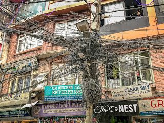 Kabel Tontonan Turis di Kathmandu