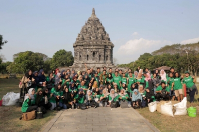 Ratusan Influencer Sadar Lingkungan Beraksi di Candi Prambanan