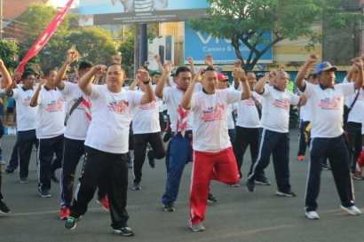 Bersama Warga Bangkalan, Kapolres Lakukan Senam Bersama Bersatu Membangun Indonesia