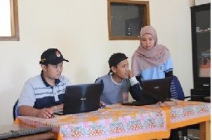 Mahasiswa KKN UM Latih Perangkat Desa Selorejo Benahi Website