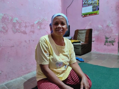Di Balik Senyum Simpul Bu Wahini, Istri Penjaga Masjid yang Sayang Keluarga