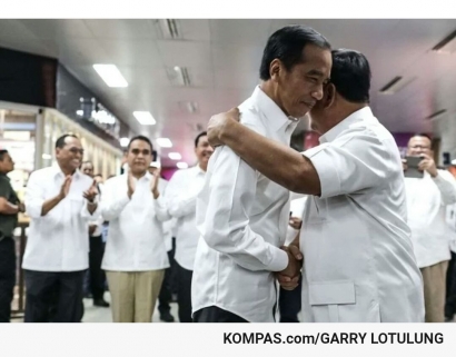 Ada yang Marah, Jokowi dan Prabowo Berpelukan