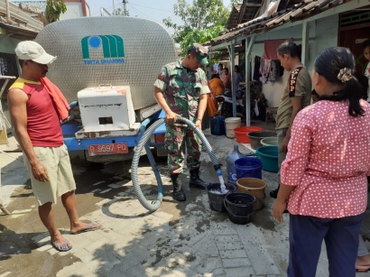 Babinsa Simongagrok Koramil 0815/08 Dawar Bantu Distribusikan Air Bersih