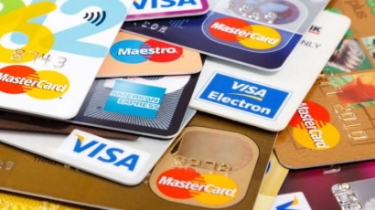Menggunakan Kartu Debit atau Kartu Kredit?