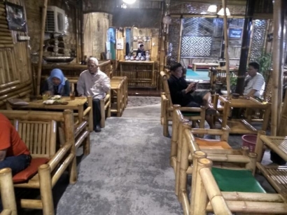 Kedai Garasi Bernuansa Bambu yang Unik di Bondowoso