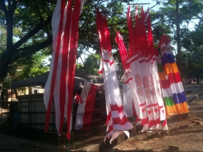 Masuki HUT ke-74 RI, Pedagang Bendera dan Umbul-Umbul Hiasi Kota Makassar