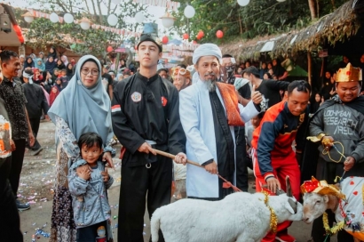 Bule Asal Belgia Ikut Meriahkan Lomba Rias Domba di Al-Fath