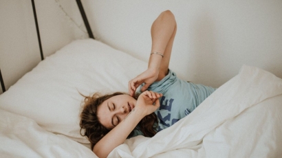 5 Kegiatan yang Sering Dilakukan Saat Pertama Kali Bangun Tidur