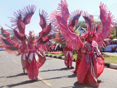Gadis-gadis Berkostum pada Gelaran Karnaval Kemerdekaan Sabilulungan, 2019 di Kabupaten Bandung
