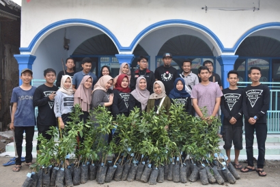 "Menuju Lingkungan Hijau dan Berkualitas" KKN 66 UMM 2019 bagi Bibit Pohon Jeruk