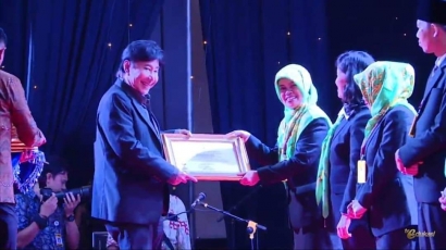 Sumi Suhartinah Juara 1 Guru TK Berprestasi Nasional