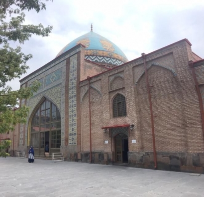 Sejenak Bersemedi di Masjid Biru Nan Sepi di Yerevan