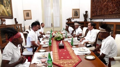 Mengapa Jokowi Mengajak Makan Siang Warga Papua di Istana?