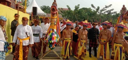 Mengulur Naga dan Belimbur Adat Kesultanan Kutai Kertanegara 2019