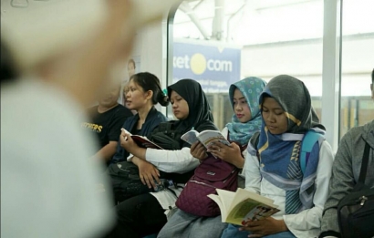 Sensasi Para Kutu Buku Menjadi Mayoritas di MRT
