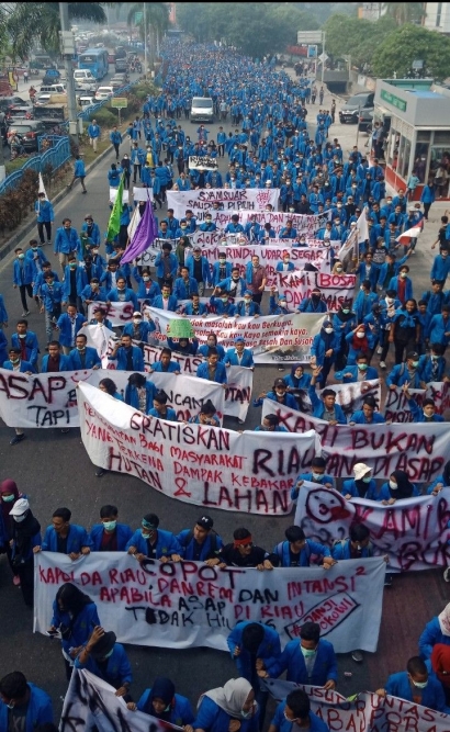 Massa Aksi Universitas Islam Riau Konvoi Berunjuk Rasa di Gedung DPRD Provinsi Riau