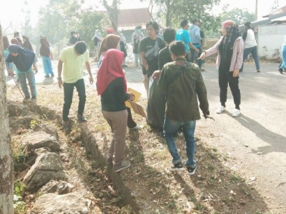 Isteri Bupati Bantaeng Bersihkan Lingkungan pada World Cleanup Day 2019