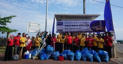 Jelang Ultah Kedua, Kyriad Muraya Hotel Aceh Gelar Baksos Cleaning Beach and Mosque