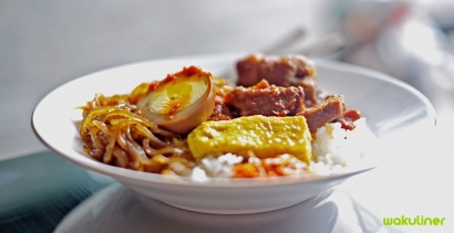 Mencoba Nasi Campur Terkenal di Surabaya