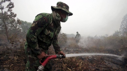 Sinergi TNI Bantu Padamkan Kebakaran Hutan di Sumatra