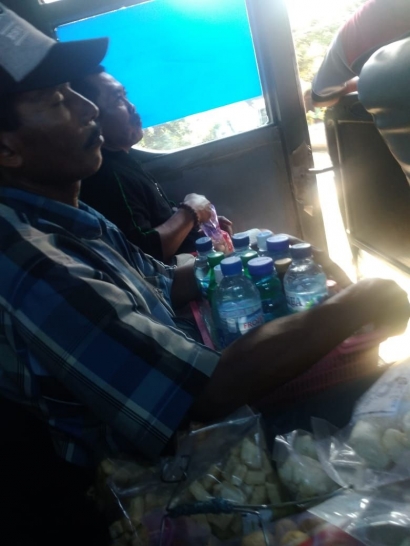 Trik Dagang Penjaja Asongan di Bus Antar Kota